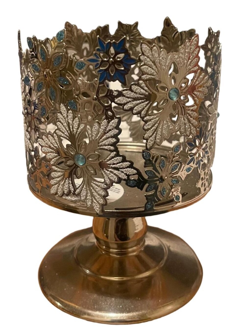 l Bath & Body Works Sparkly Snowflakes Pedestal 3-Wick Candle Holder